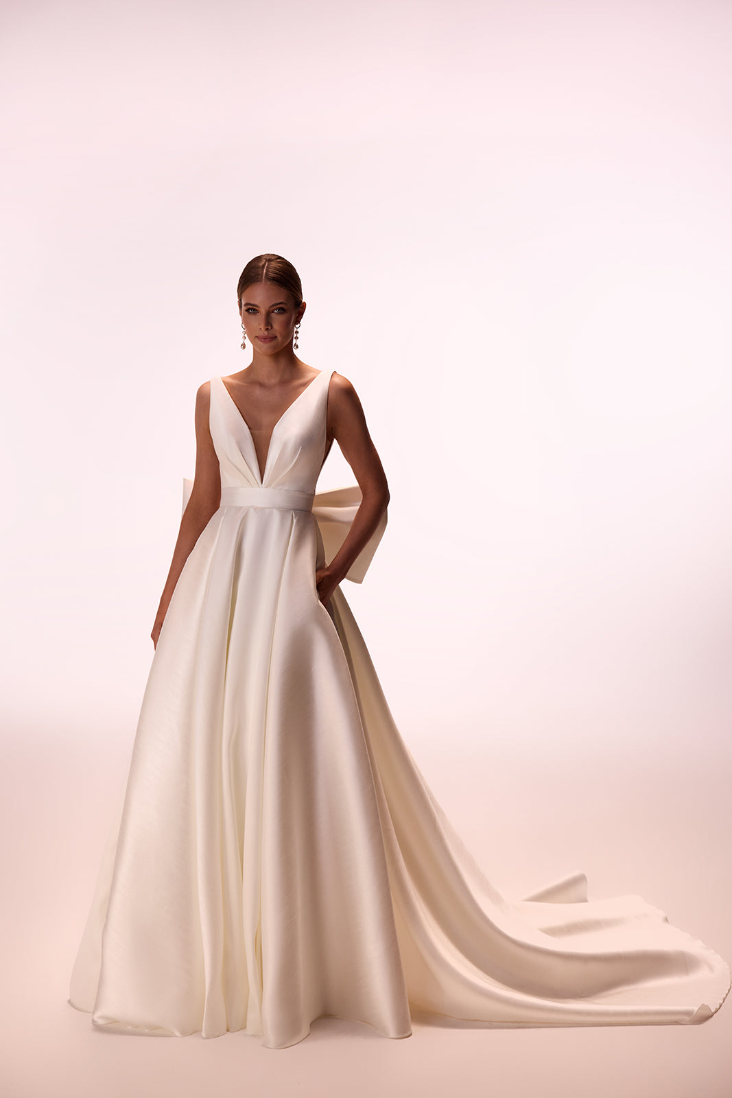 Robe de mariée classique Margo avec traîne à nœud, DAMA Couture — photo en studio.