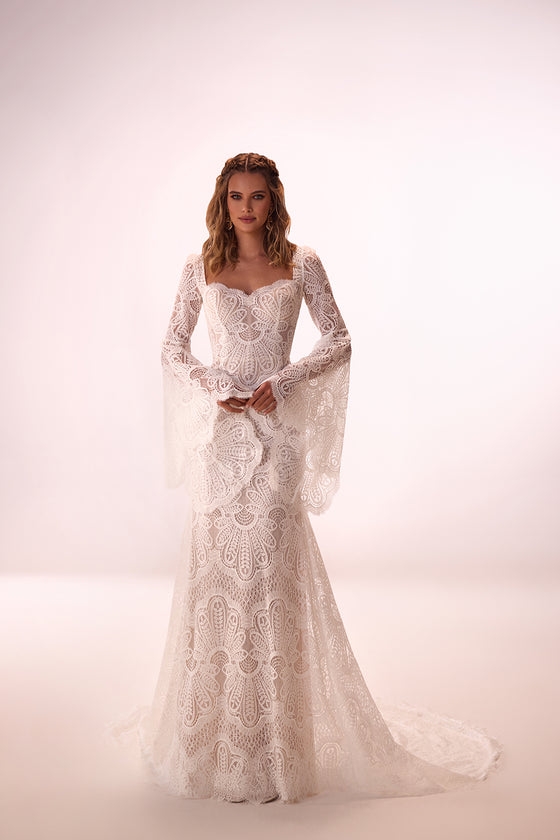 Robe de mariée bohème Maya en dentelle à manches évasées, DAMA Couture — photo principale en studio.