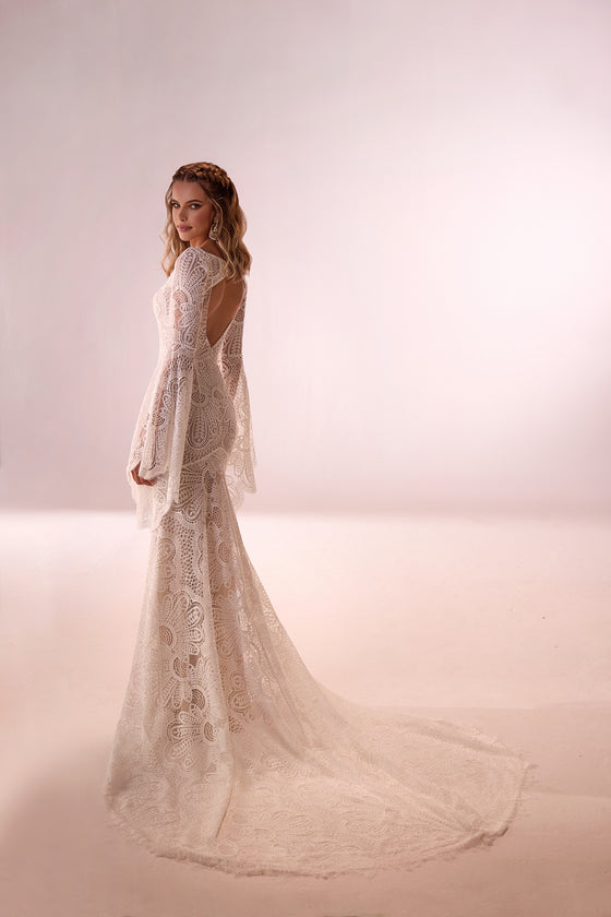 Robe de mariée bohème Maya en dentelle à manches évasées, DAMA Couture — vue de dos en studio.