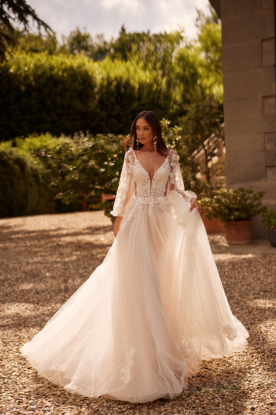 Robe de mariée bohème Mullein en dentelle à manches longues, DAMA Couture — photo principale.