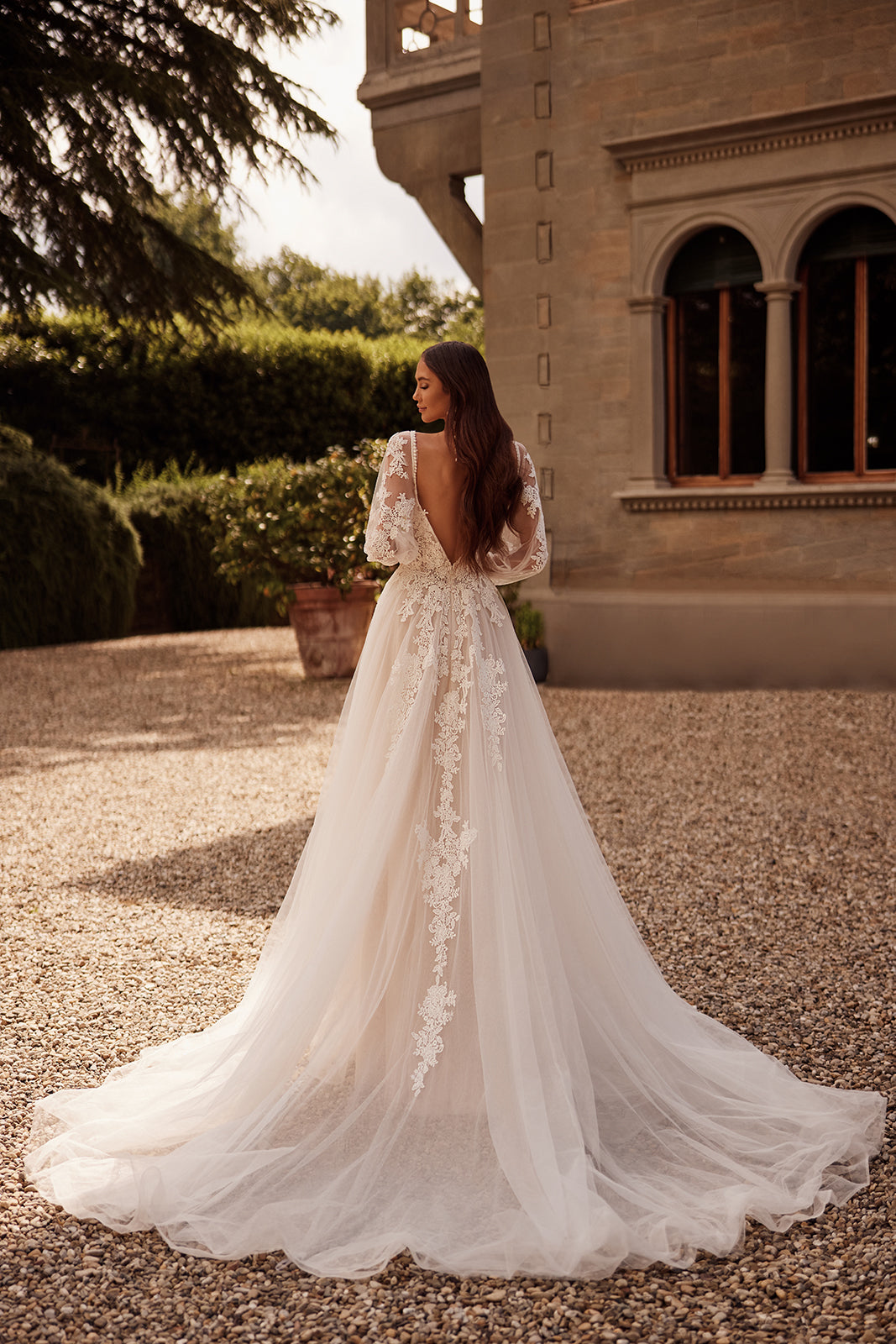 Robe de mariée bohème Mullein en dentelle à manches longues, DAMA Couture — vue de dos.
