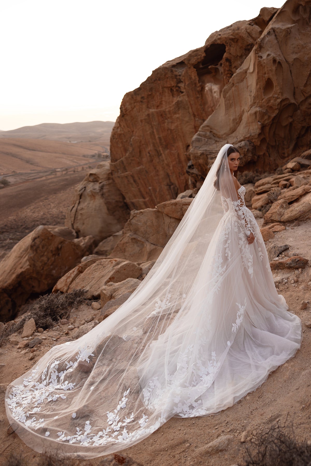 Robe de mariée Nabila, avec des manches en dentelle et un corset structuré.