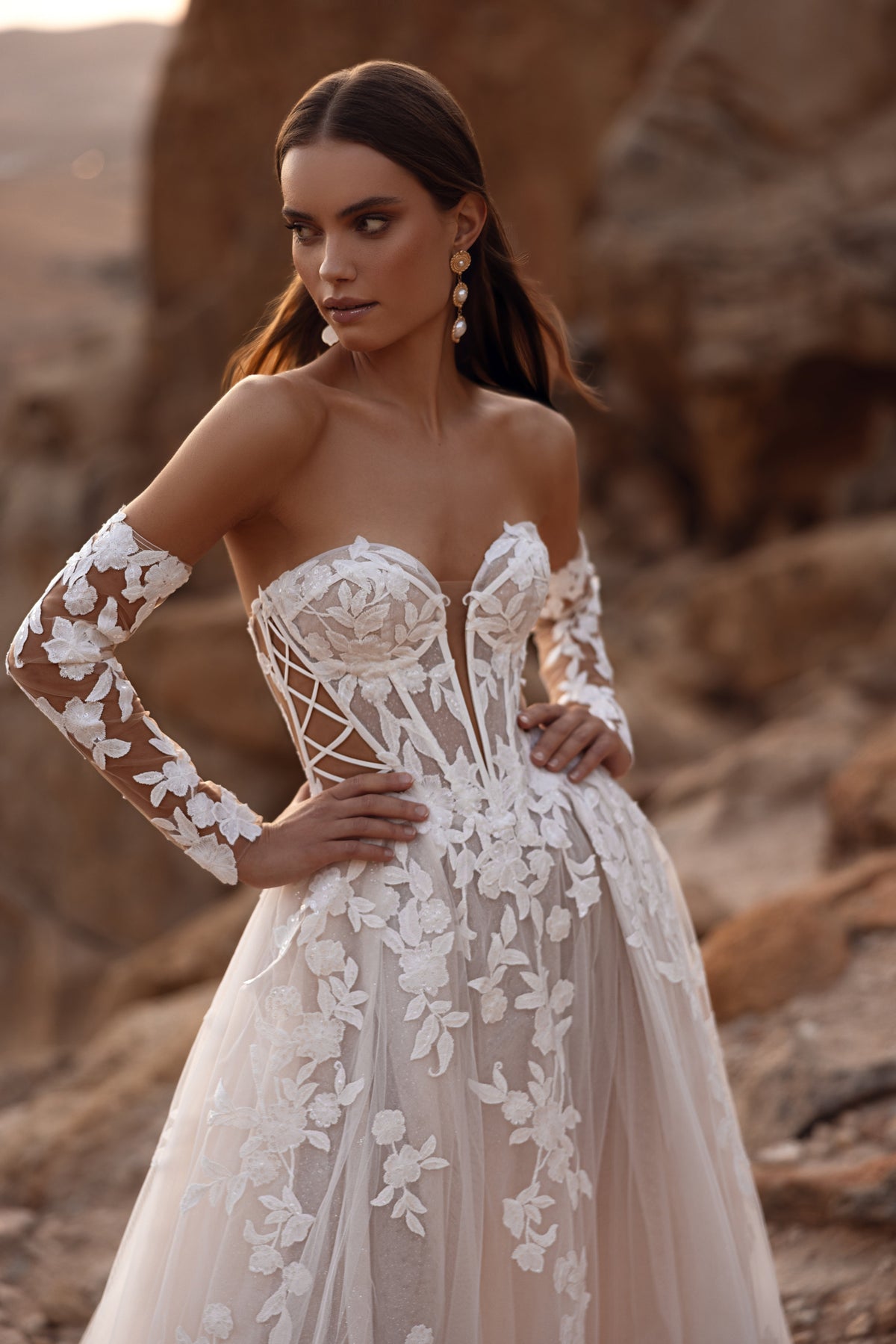 Robe de mariée Nabila, avec un long voile et des détails de dentelle florale.