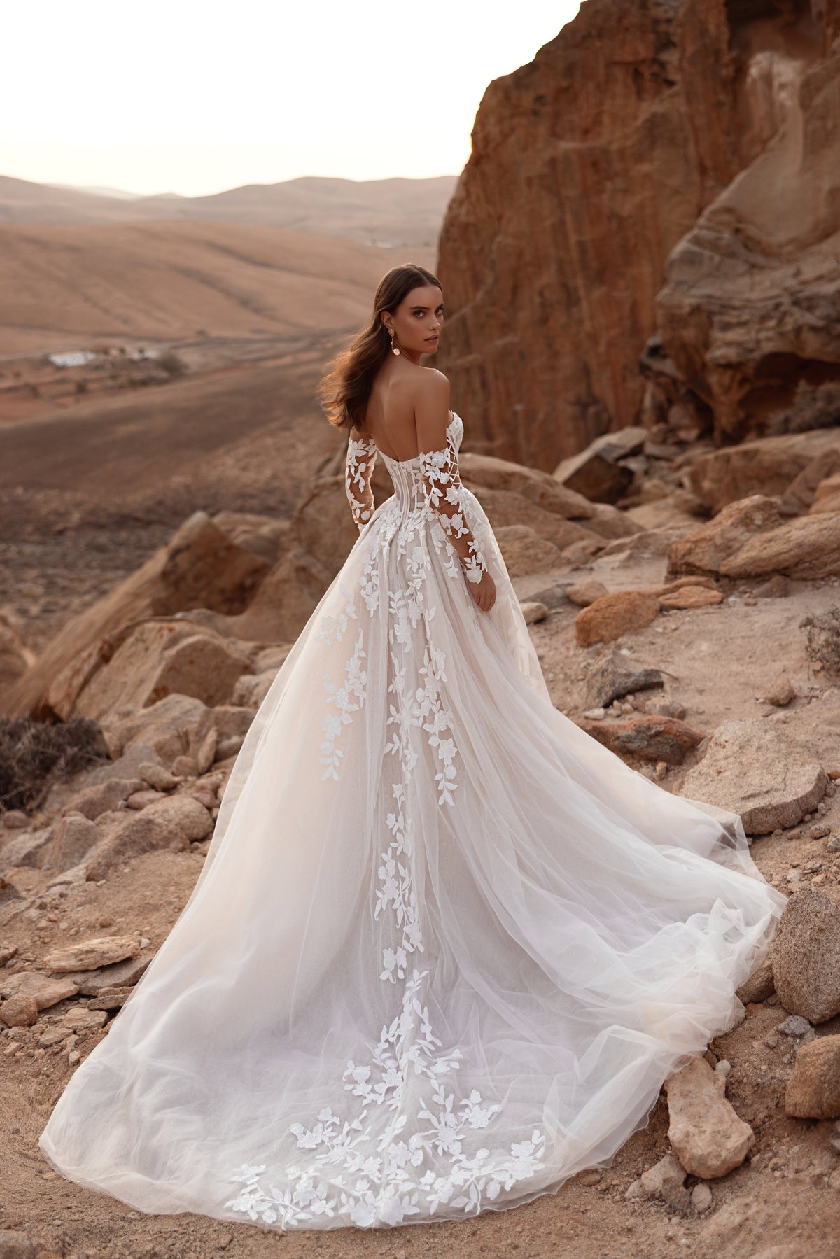 Robe de mariée Nabila, avec un dos nu et un corset en dentelle.