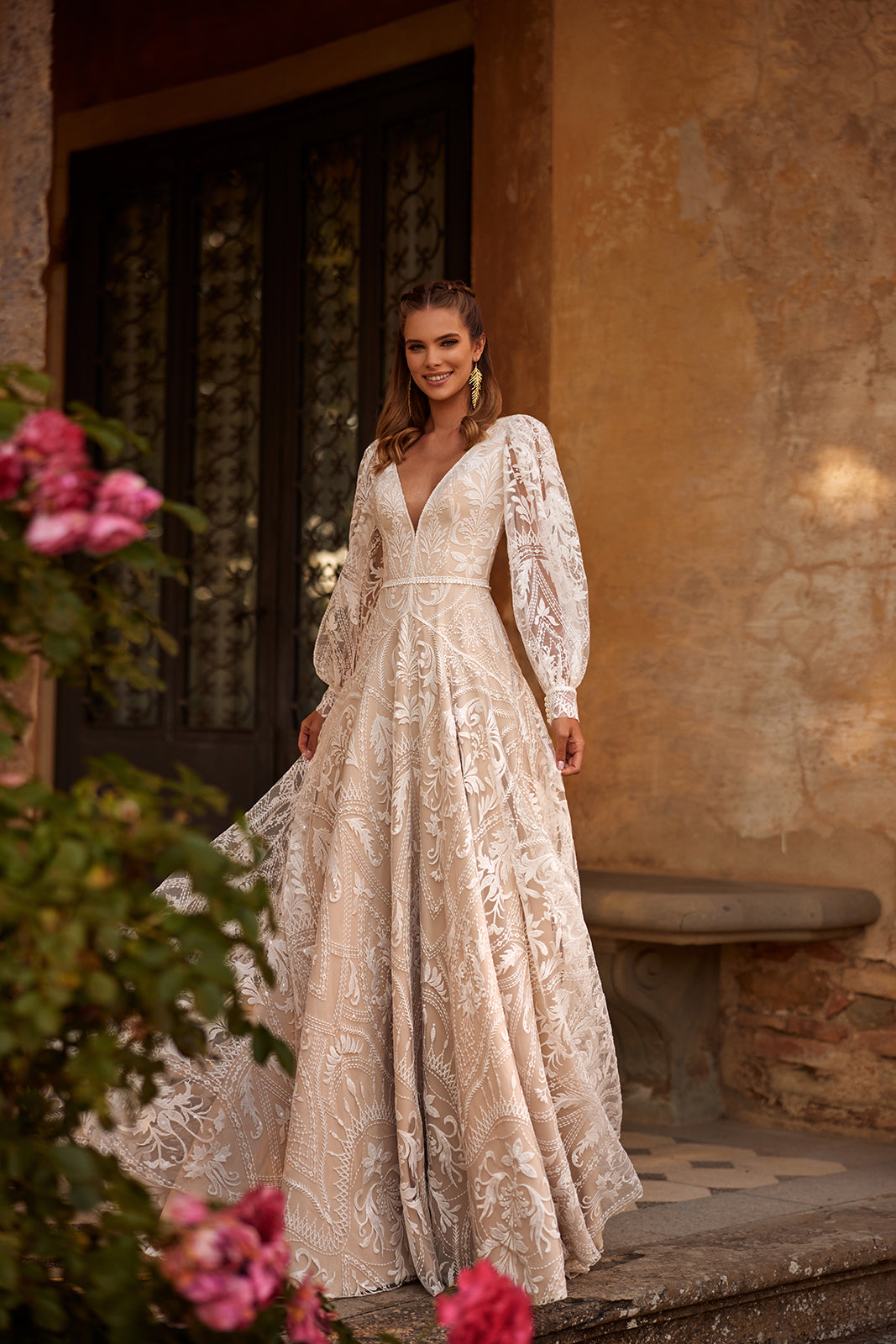 Robe de mariée trapèze bohème Noya en dentelle à manches, DAMA Couture — gros plan.