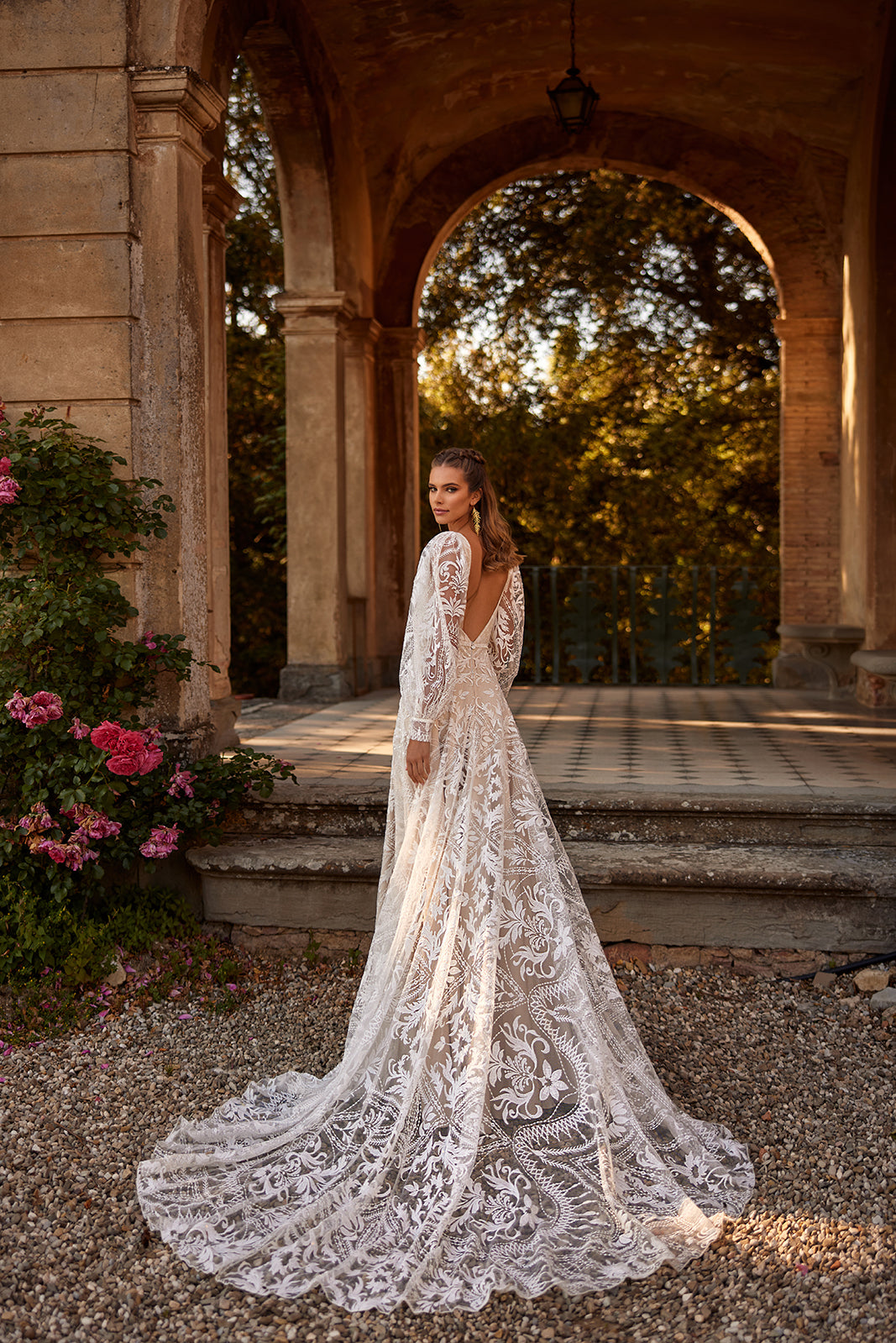 Robe de mariée trapèze bohème Noya en dentelle à manches, DAMA Couture — vue de dos.