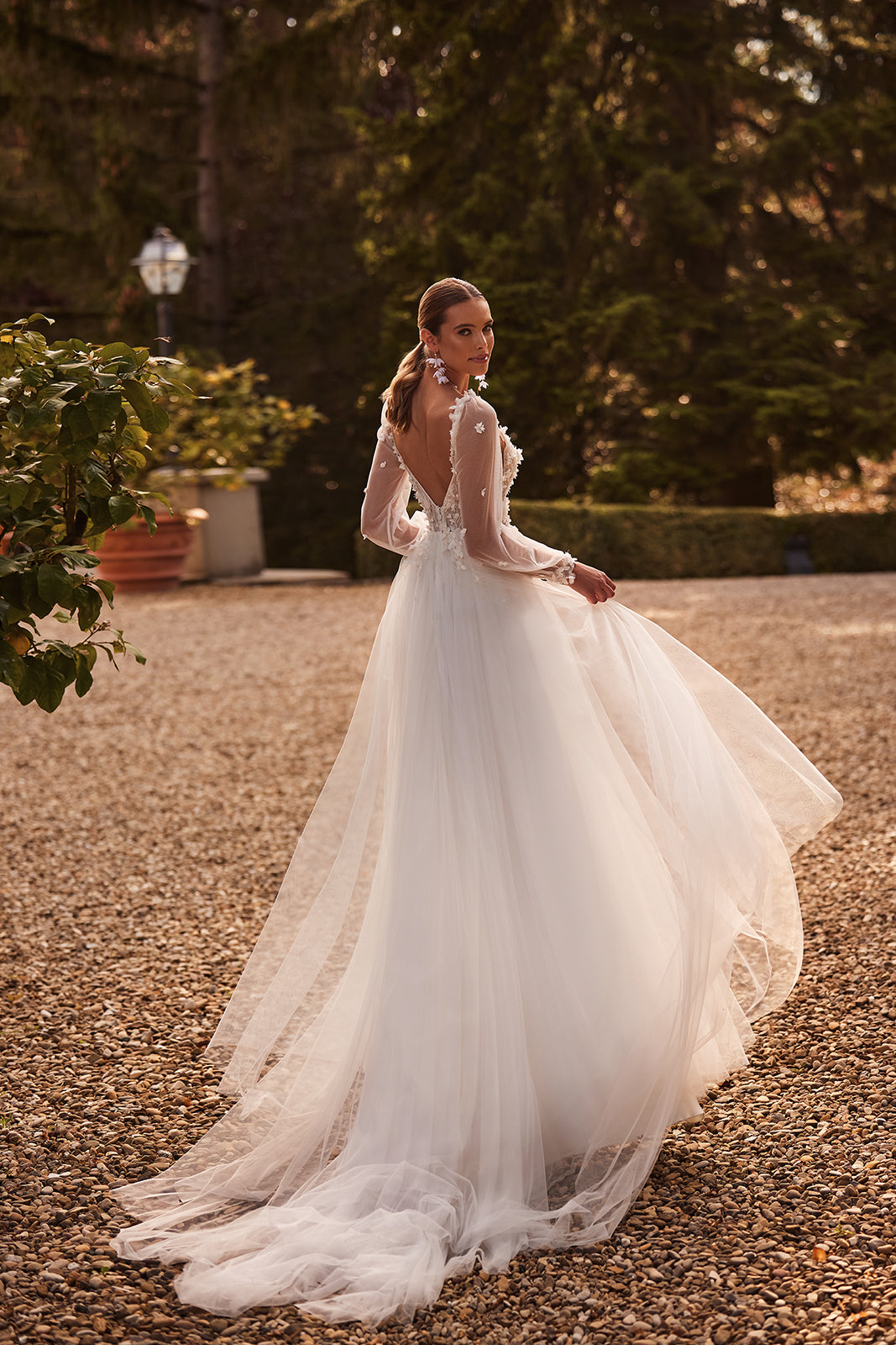 Robe de mariée trapèze romantique en dentelle à manches amovibles, DAMA Couture — vue de dos en pied.