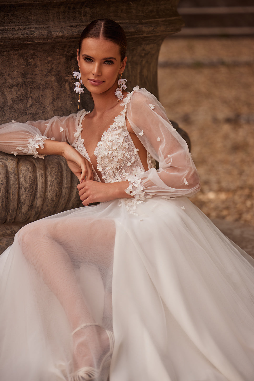 Robe de mariée trapèze romantique en dentelle à manches amovibles, DAMA Couture — photo de campagne.