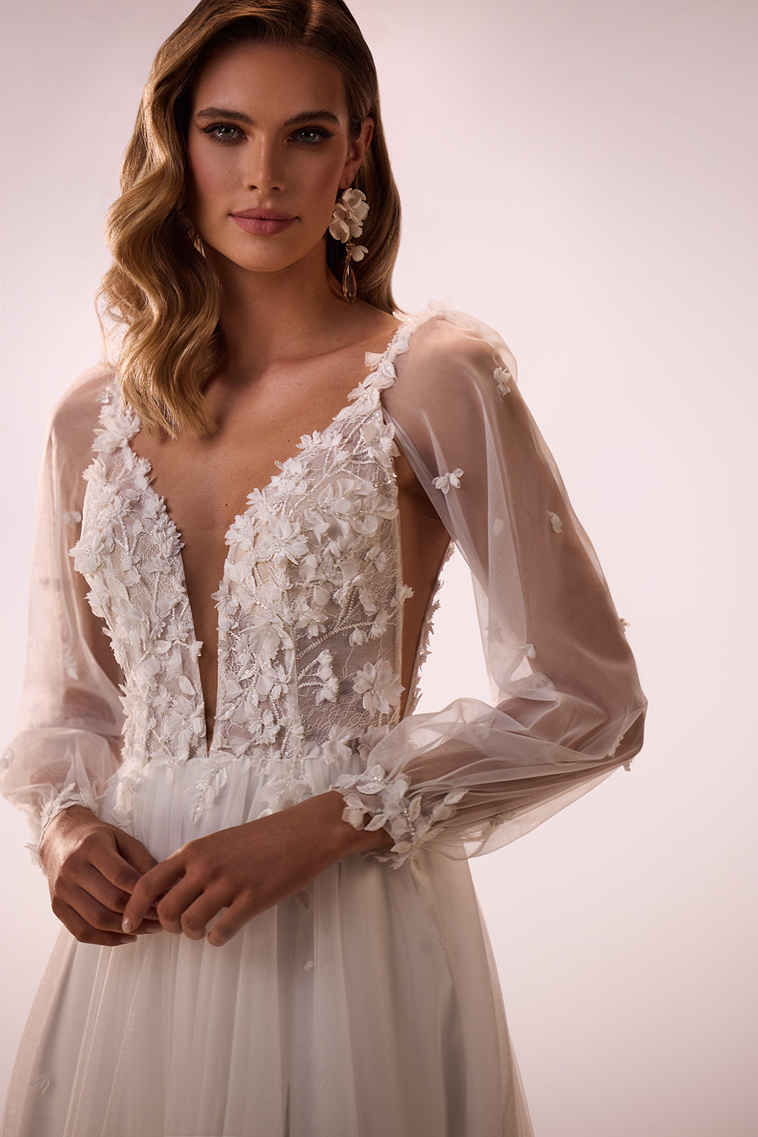 Robe de mariée trapèze romantique en dentelle à manches amovibles, DAMA Couture — photo en studio.