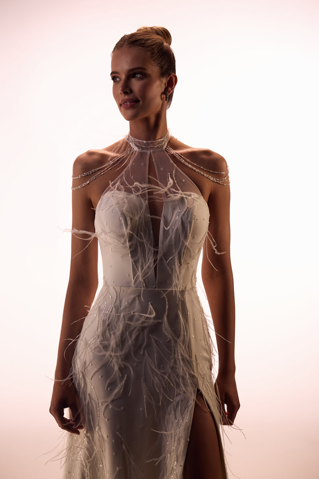 Robe de mariée ornée de plumes, allure glamour, DAMA Couture — vue de face en studio.