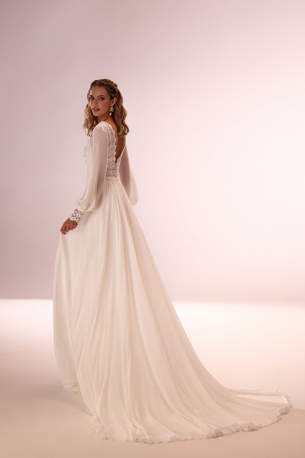 Robe de mariée bohème Ophelia en mousseline à manches longues, DAMA Couture — vue de dos.
