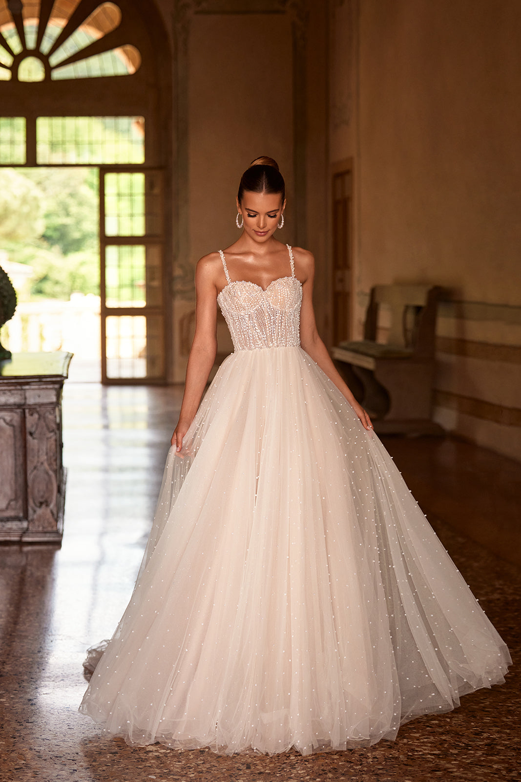 Robe de mariée Perla ornée de perles, allure glamour, DAMA Couture — vue de face.