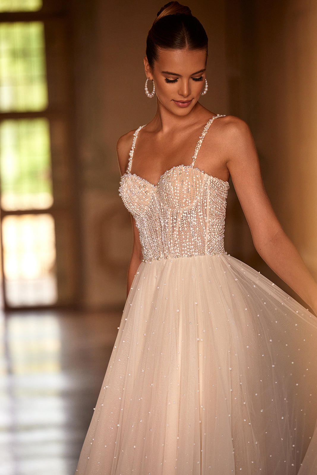 Robe de mariée Perla ornée de perles, allure glamour, DAMA Couture — gros plan.