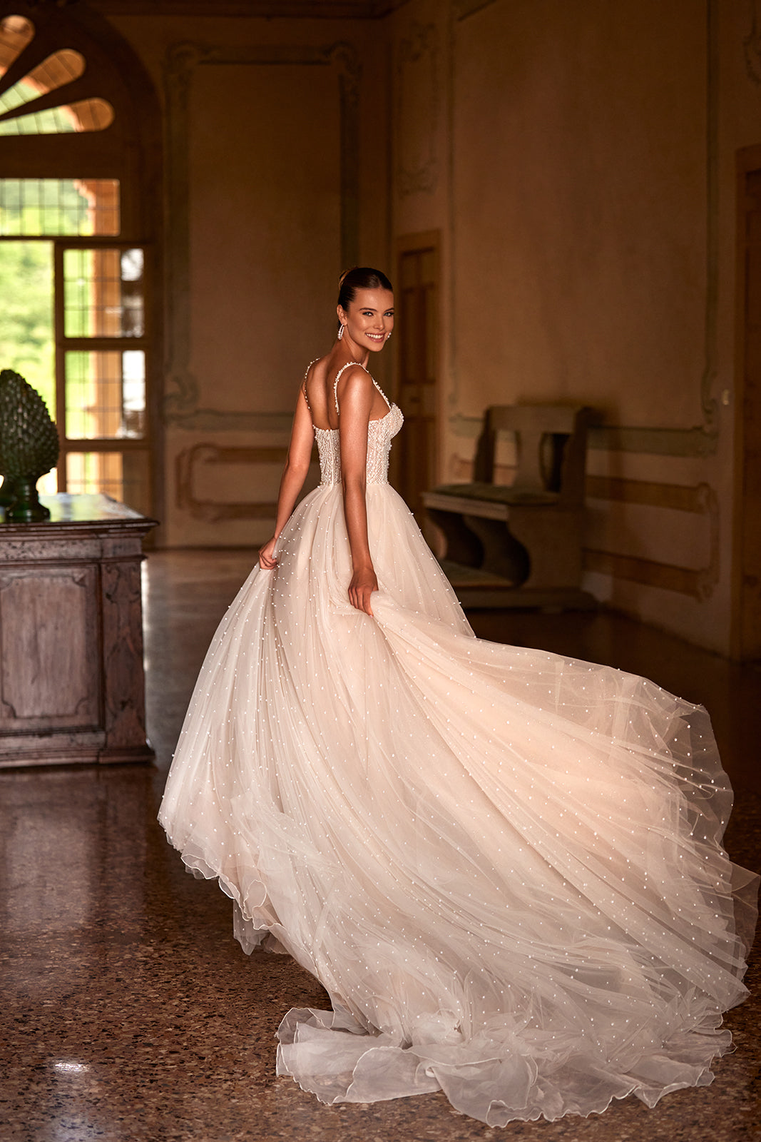 Robe de mariée Perla ornée de perles, allure glamour, DAMA Couture — vue de dos.