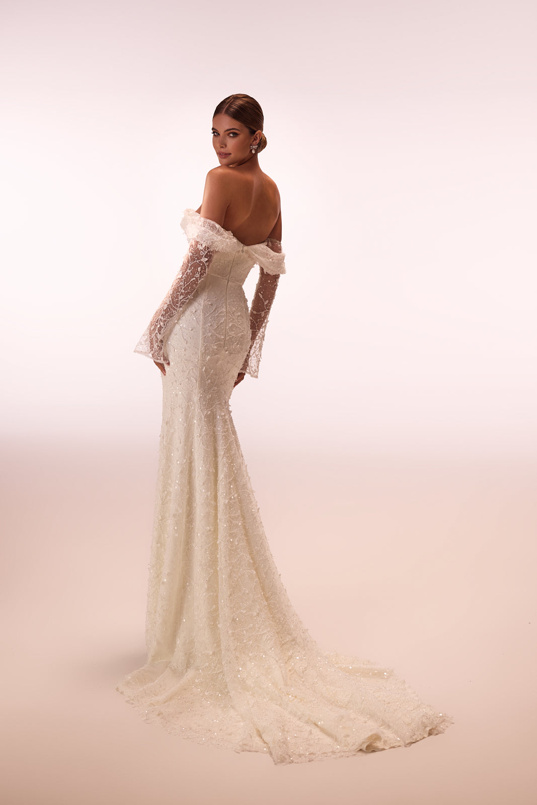Robe de mariée sirène Placidia en dentelle, allure glamour, DAMA Couture — vue de dos.