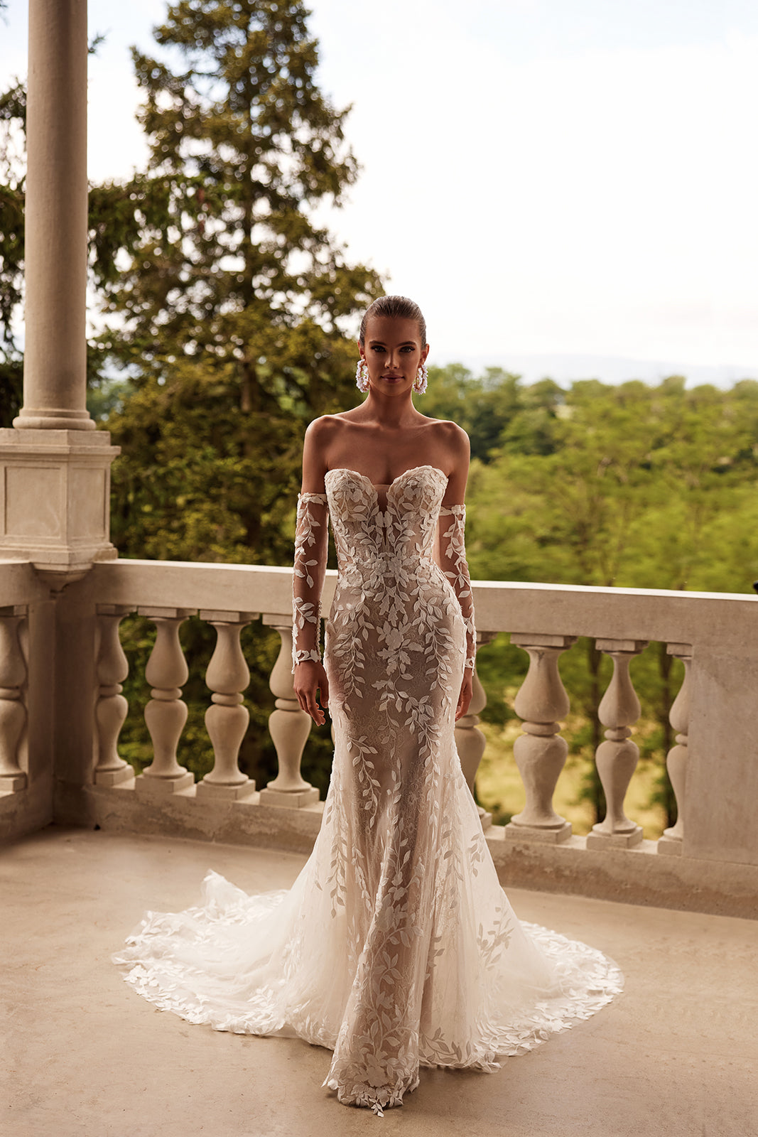 Robe de mariée sirène romantique Procella en dentelle, DAMA Couture — silhouette entière.