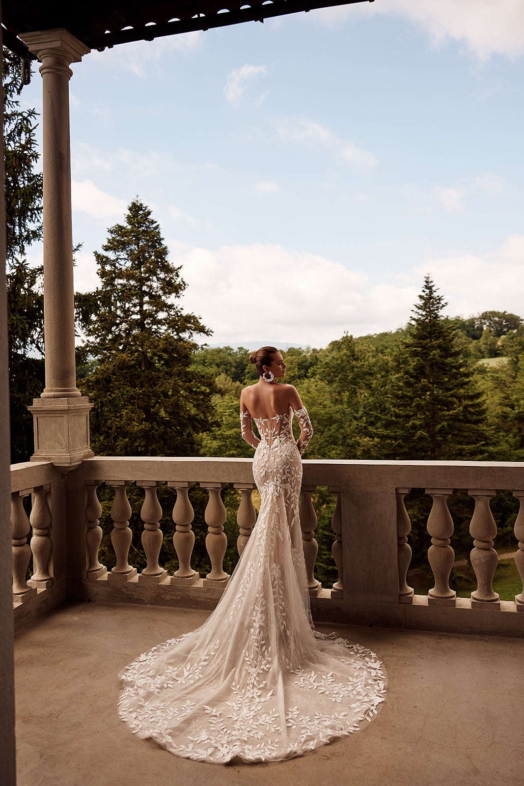 Robe de mariée sirène romantique Procella en dentelle, DAMA Couture — photo de campagne.