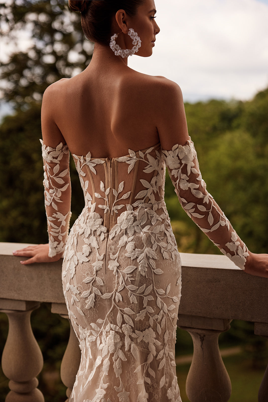 Robe de mariée sirène romantique Procella en dentelle, DAMA Couture — gros plan.