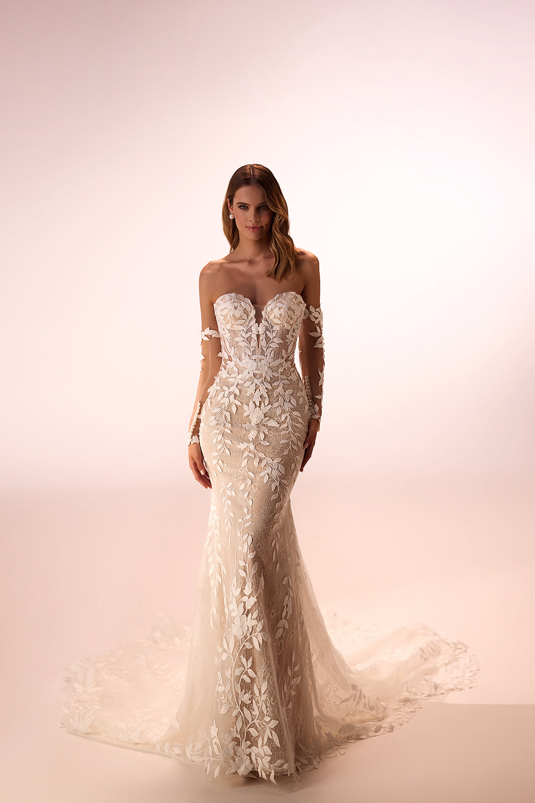 Robe de mariée sirène romantique Procella en dentelle, DAMA Couture — photo en studio.