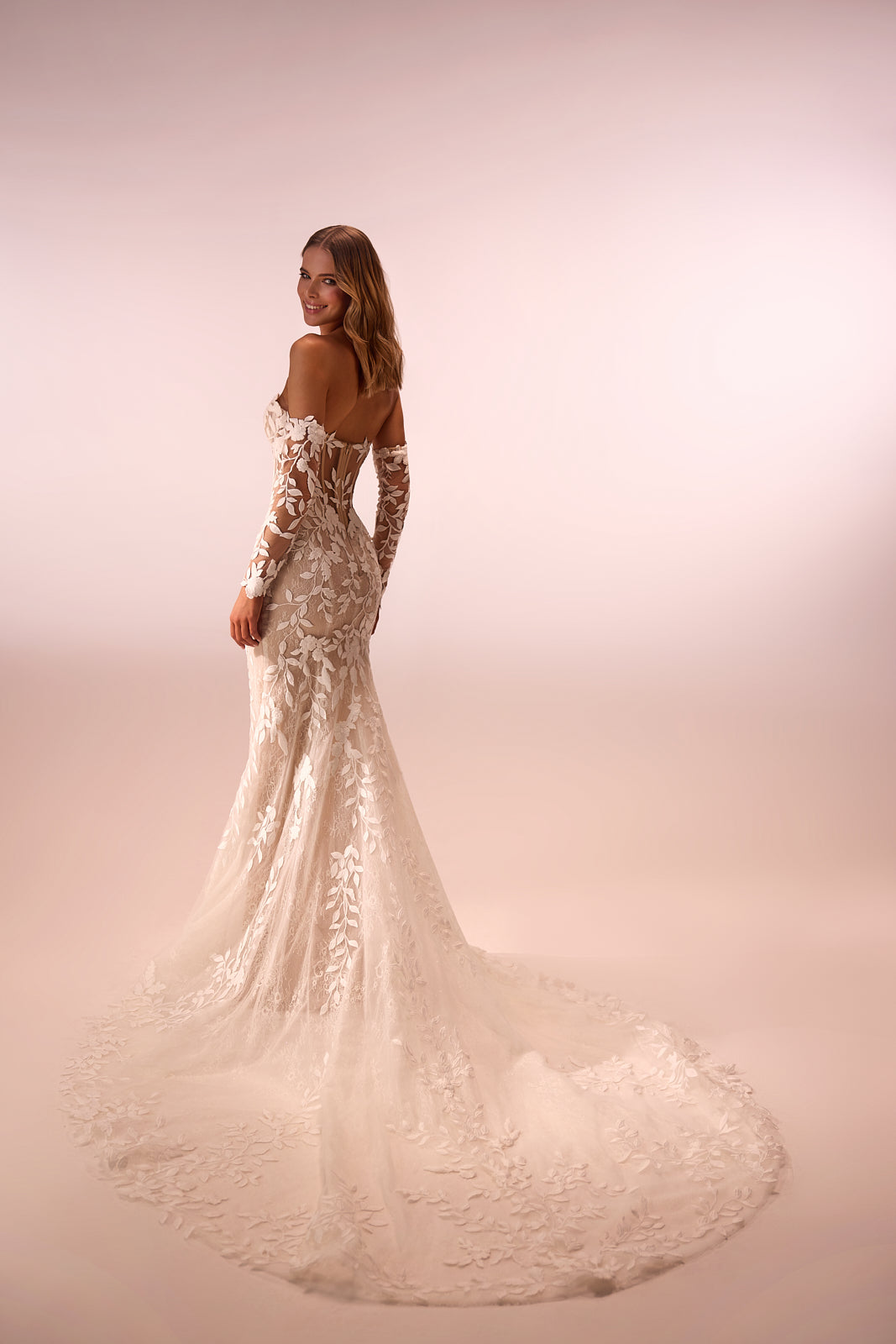Robe de mariée sirène romantique Procella en dentelle, DAMA Couture — vue de dos en studio.