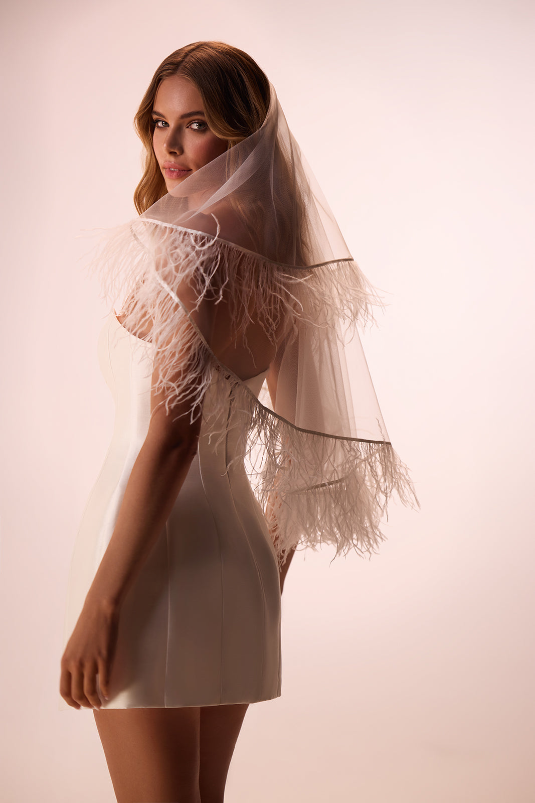 Robe de mariée courte et classique Raven, DAMA Couture — vue de dos.