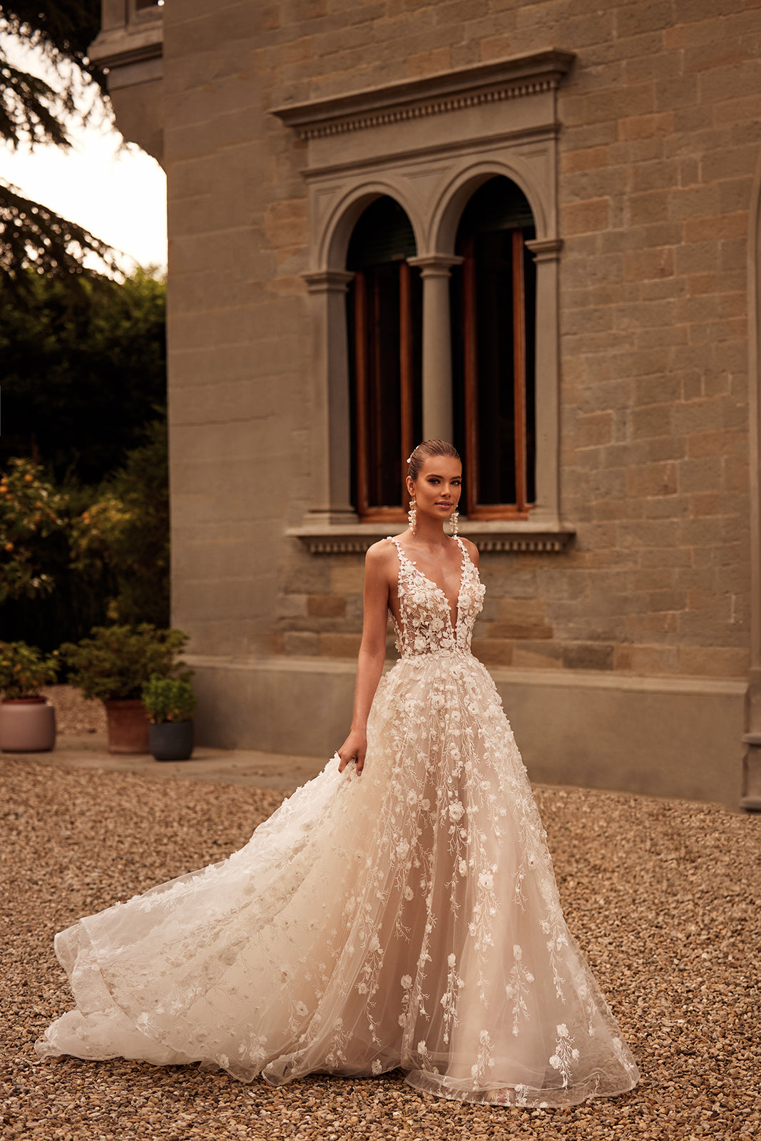 Robe de mariée romantique Samsara en dentelle 3D, DAMA Couture — photo principale.