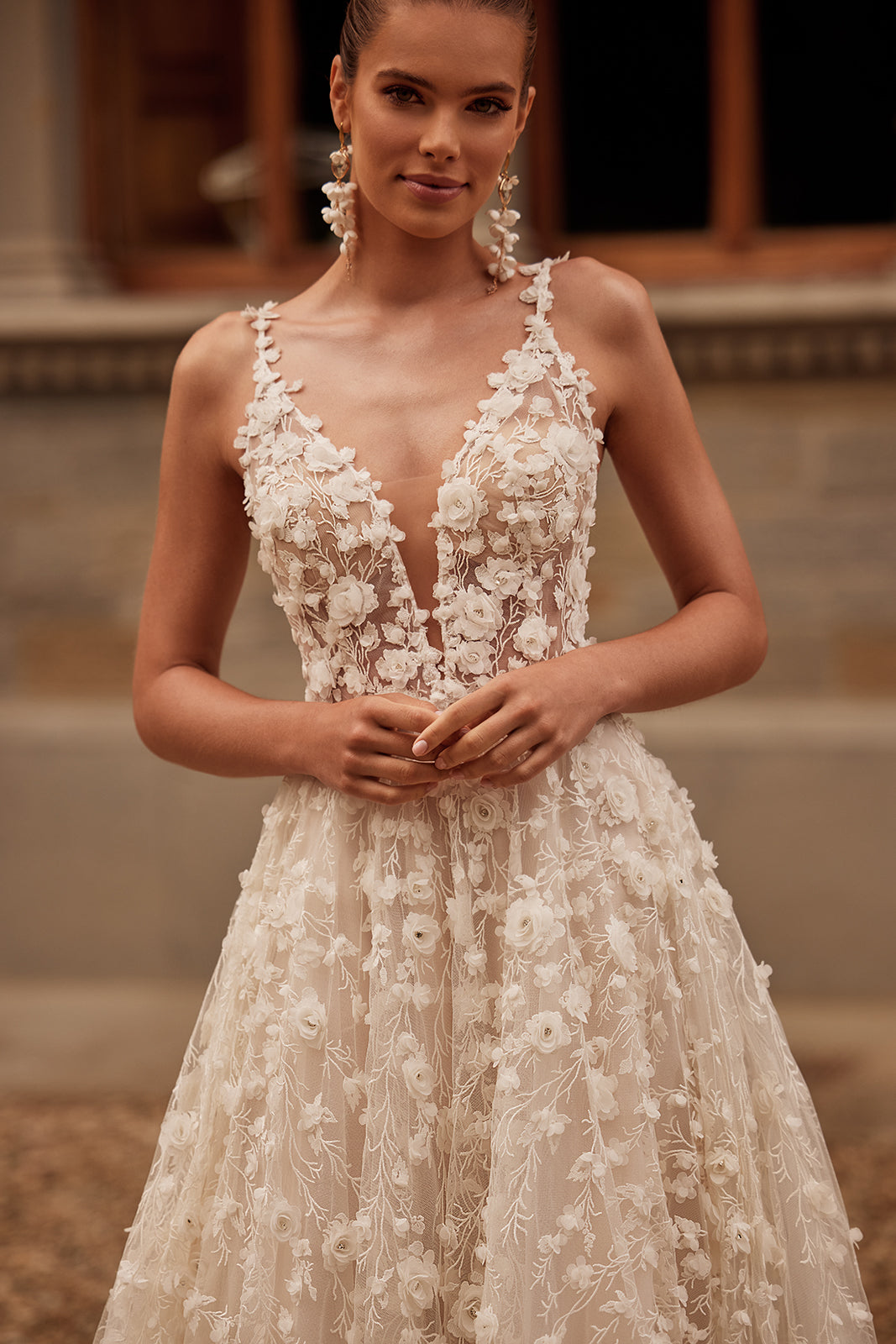 Robe de mariée romantique Samsara en dentelle 3D, DAMA Couture — gros plan.