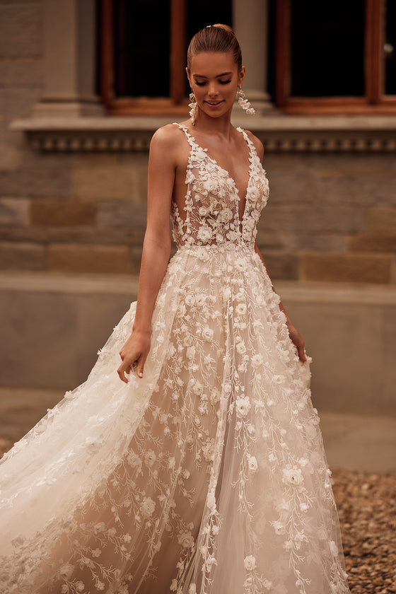 Robe de mariée romantique Samsara en dentelle 3D, DAMA Couture — autre gros plan.