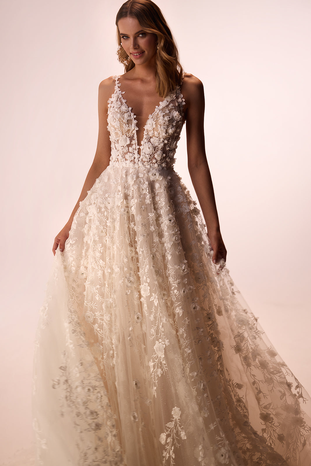 Robe de mariée romantique Samsara en dentelle 3D, DAMA Couture — photo en studio.