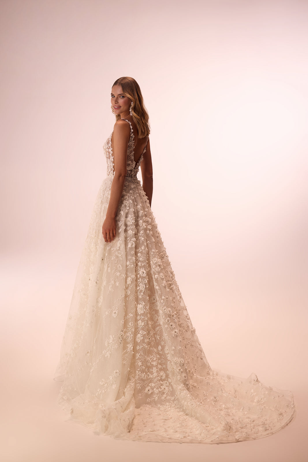 Robe de mariée romantique Samsara en dentelle 3D, DAMA Couture — vue de dos en studio.