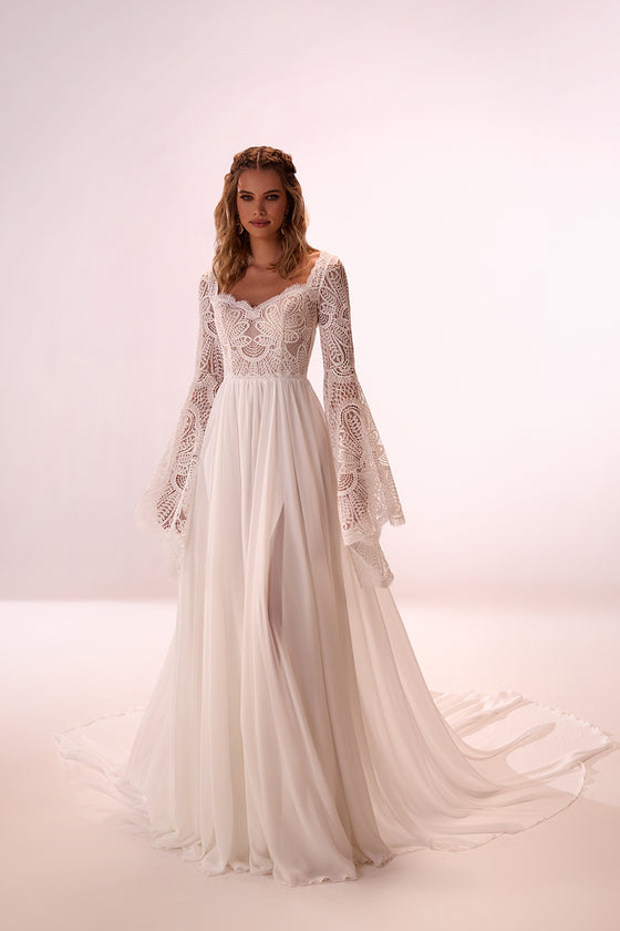 Robe de mariée bohème Saskia en dentelle à manches, DAMA Couture — photo principale.