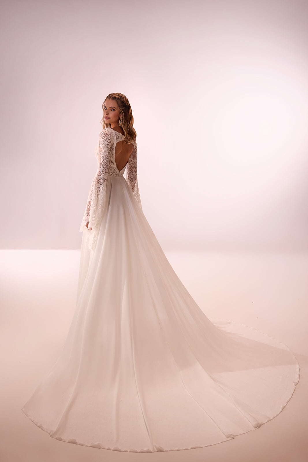 Robe de mariée bohème Saskia en dentelle à manches, DAMA Couture — vue de dos.
