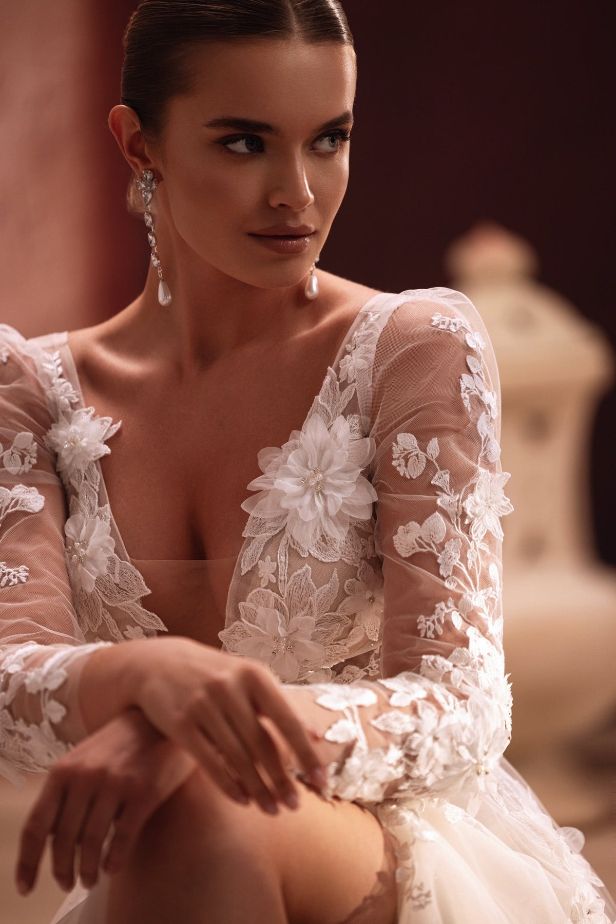 Gros plan sur Semiramida, ses broderies de dentelle et ses appliqués finement réalisés.