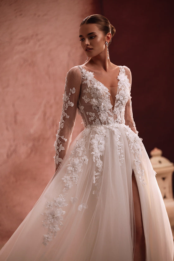 Robe de mariée Semiramida, avec un corset translucide orné de broderies florales et d’appliqués en relief.
