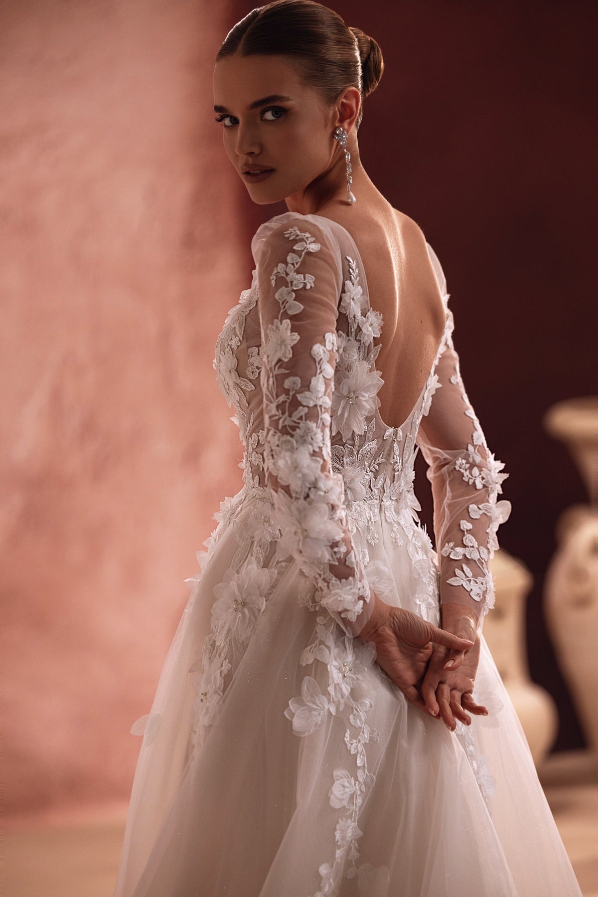 Gros plan sur le corset Semiramida et ses appliqués floraux en relief.