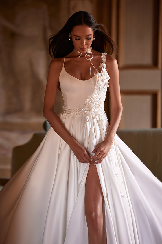 Robe de mariée Seraphine, classique et épurée, DAMA Couture — photo principale.