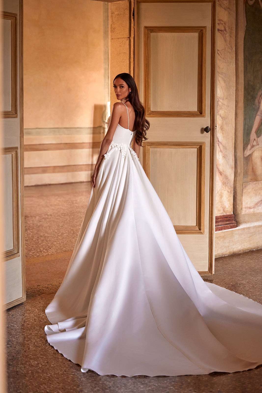 Robe de mariée Seraphine, classique et épurée, DAMA Couture — vue de dos.