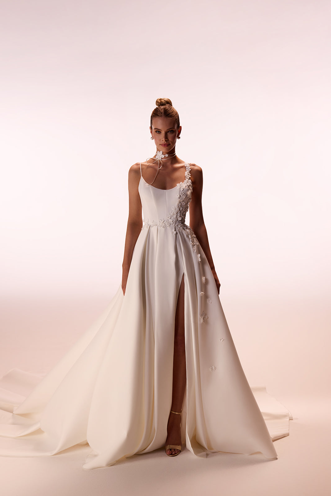 Robe de mariée Seraphine, classique et épurée, DAMA Couture — photo en studio.