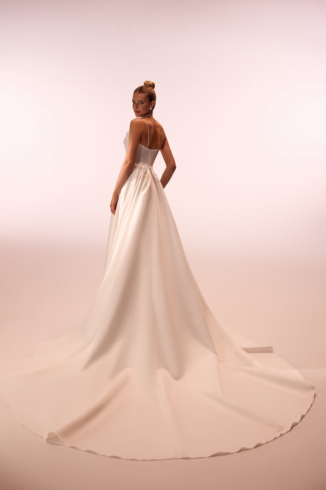 Robe de mariée Seraphine, classique et épurée, DAMA Couture — vue de dos.