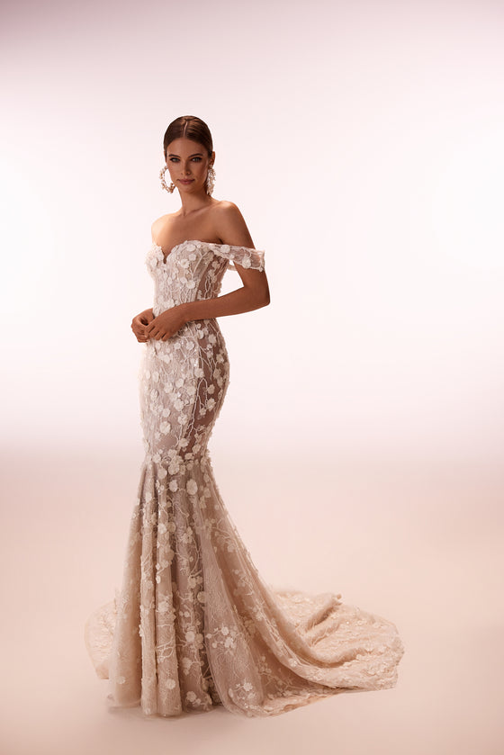 Robe de mariée sirène romantique Stormi en dentelle florale, DAMA Couture — vue de face.