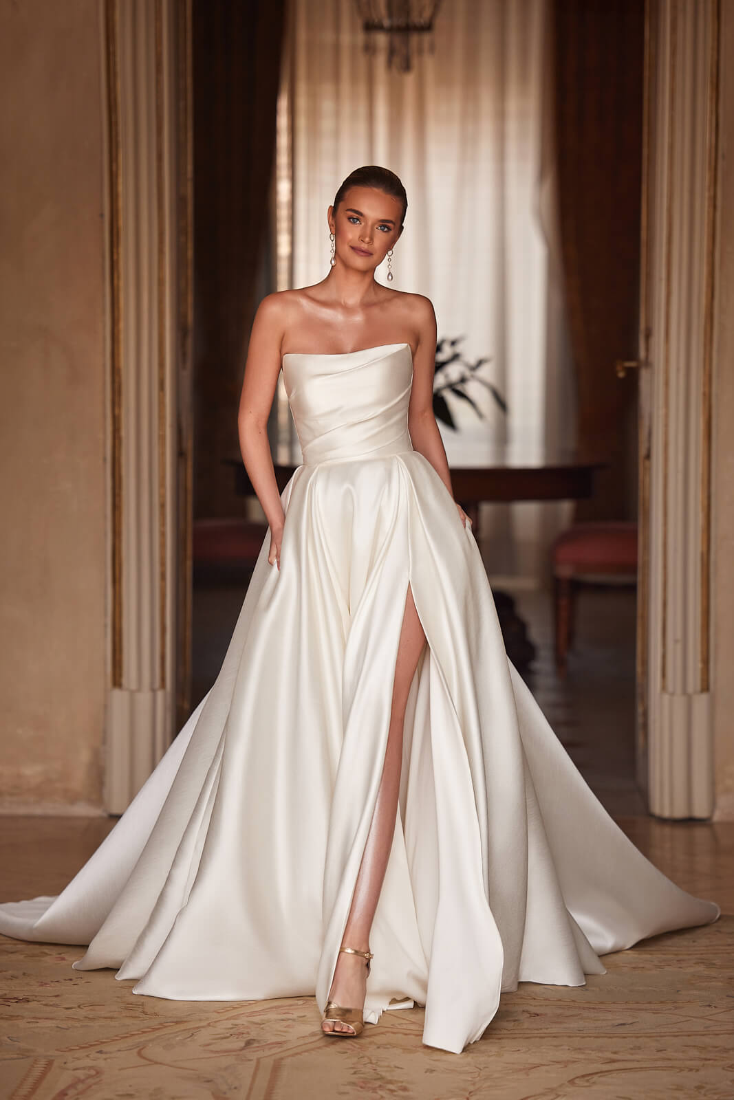 Robe de mariée trapèze Madelaine en satin, DAMA Couture.