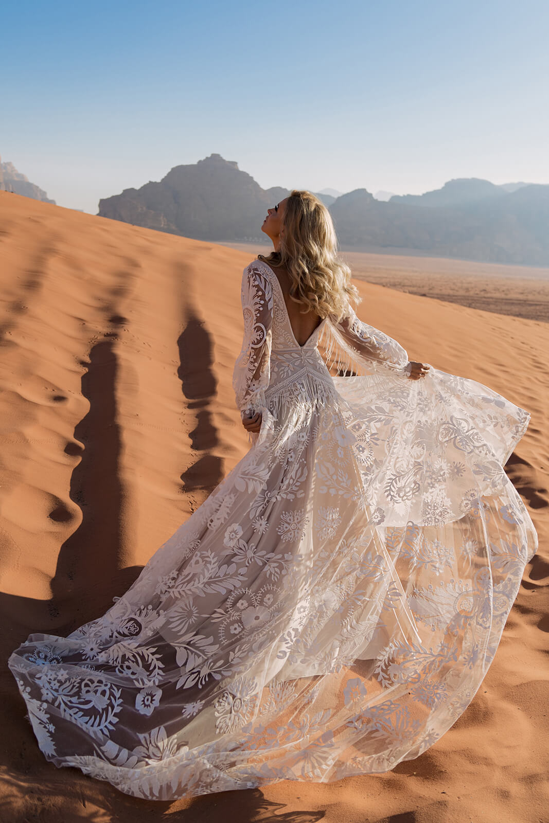 Robe de mariée trapèze Onava à manches longues, DAMA Couture.