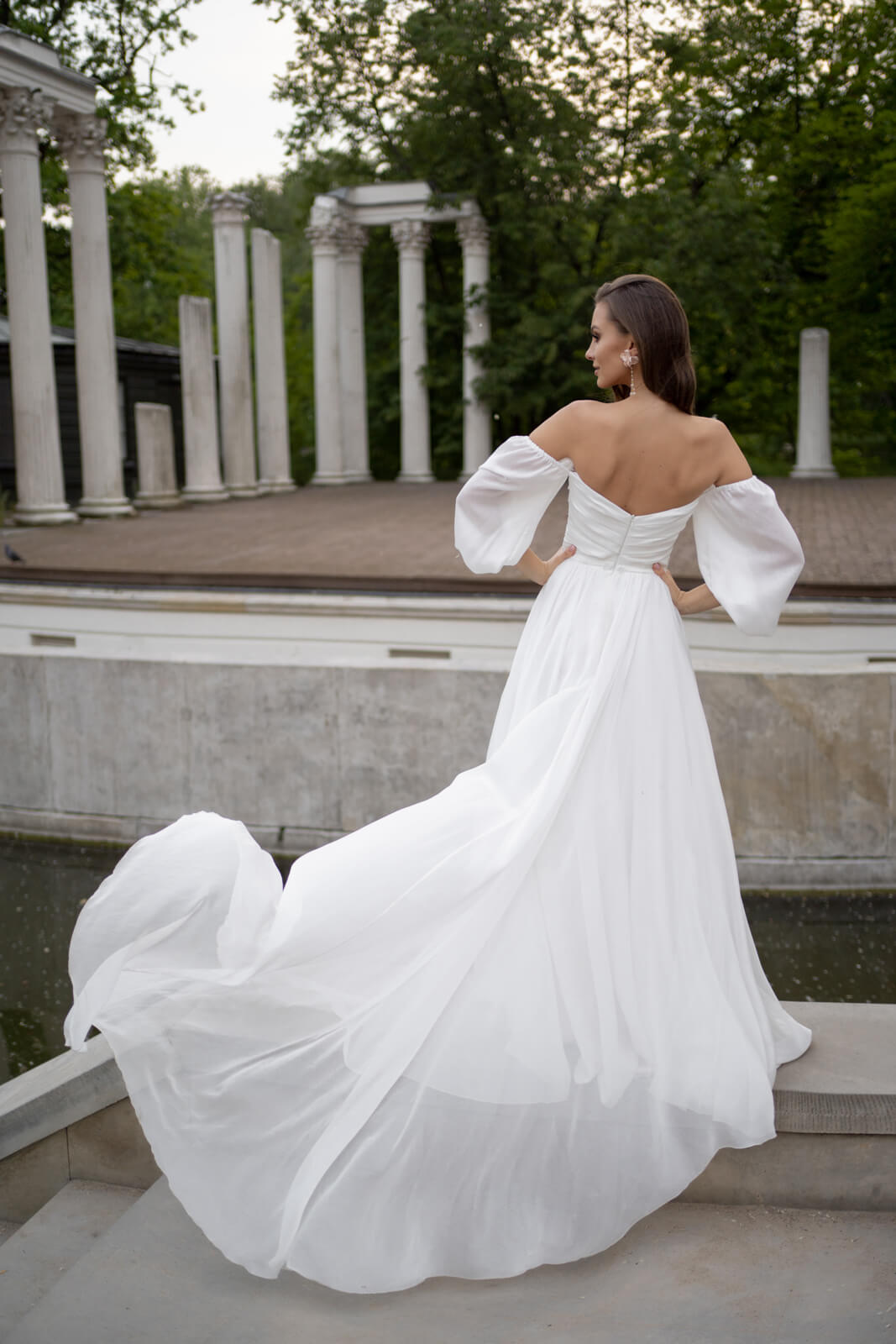 Robe de mariée Pola — en mouvement.