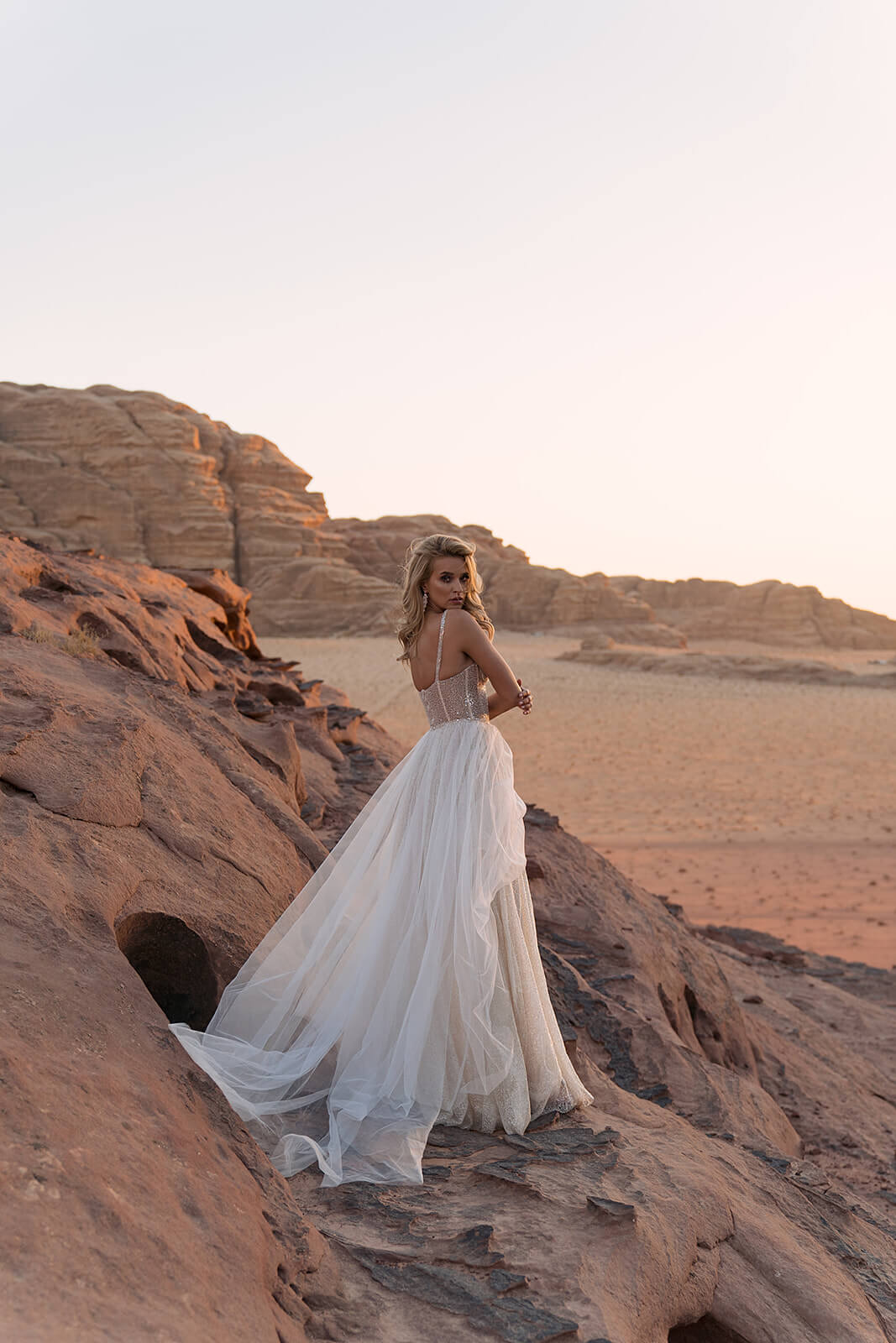 Robe de mariée Inca — silhouette entière.
