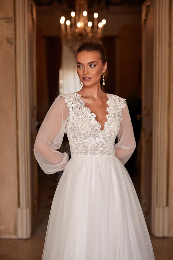 Robe de mariée trapèze Eleni en dentelle, DAMA Couture.