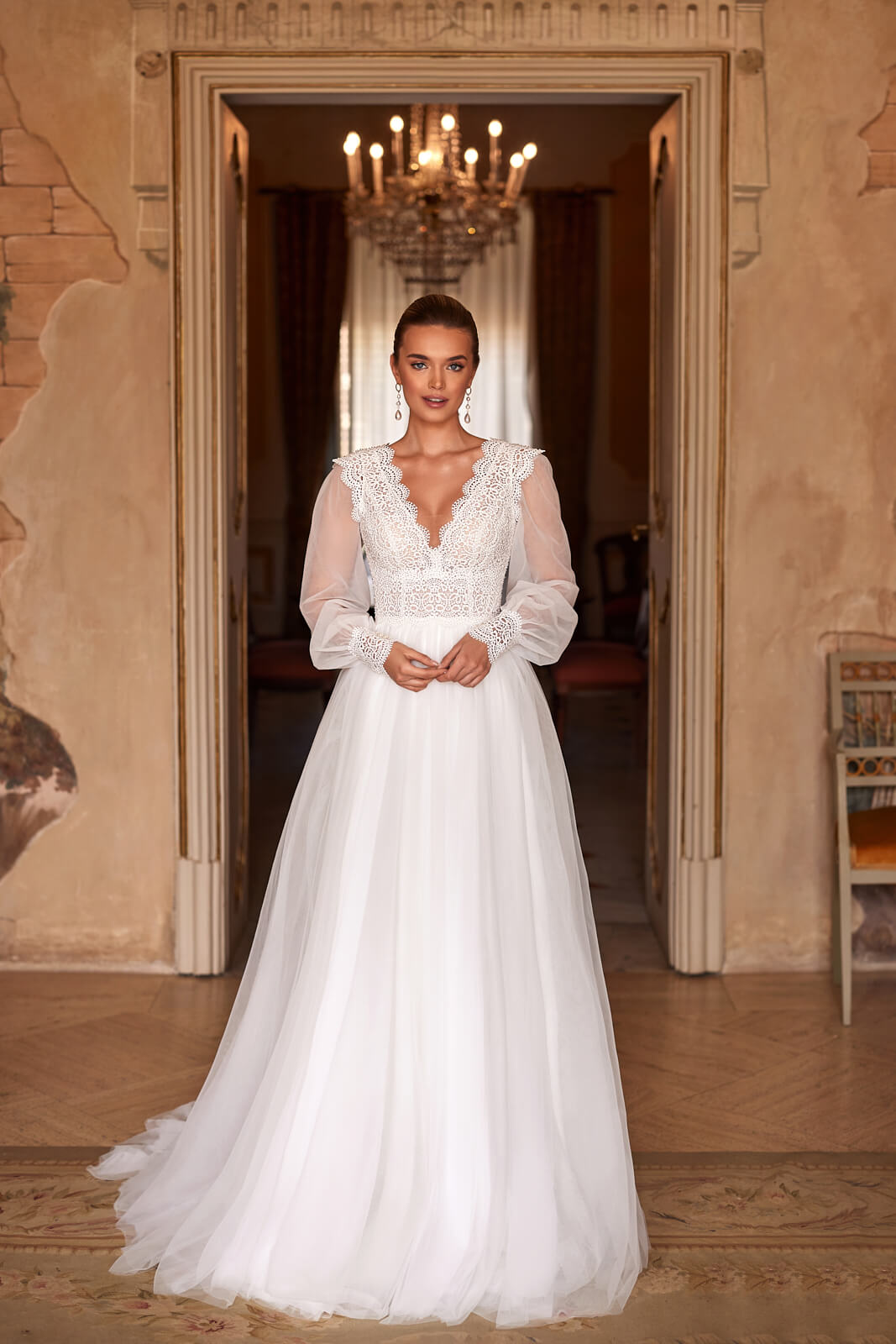 Robe de mariée trapèze Eleni en dentelle, DAMA Couture.