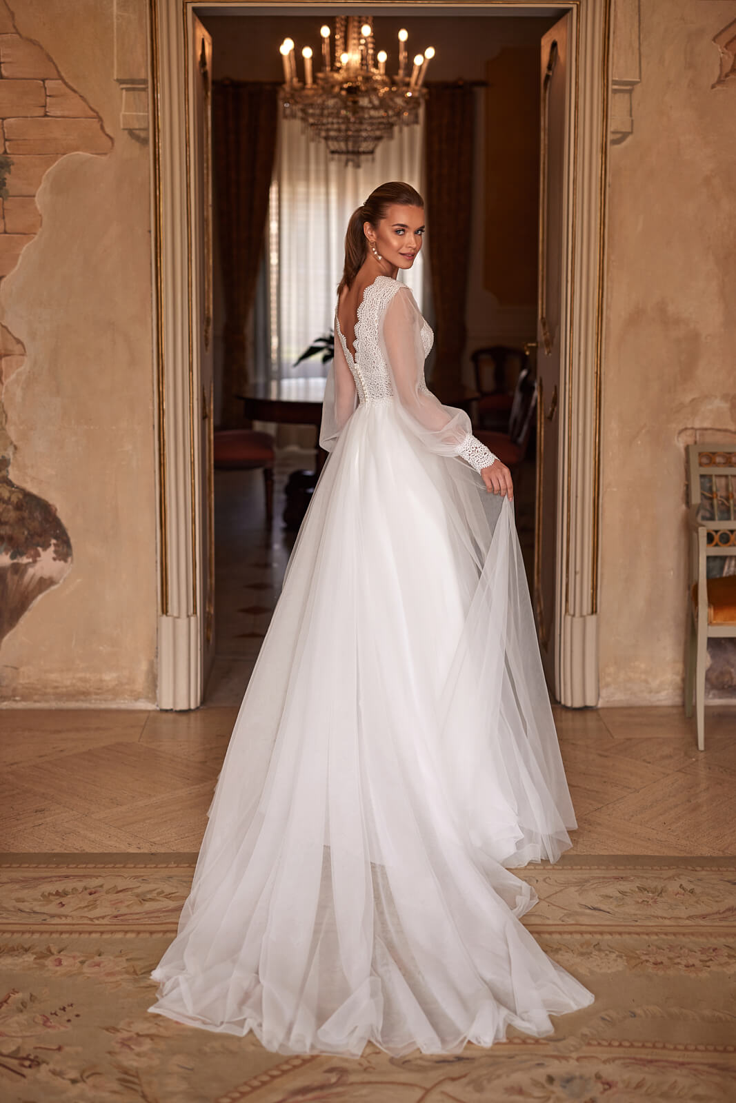 Robe de mariée trapèze Eleni à manches longues, DAMA Couture.