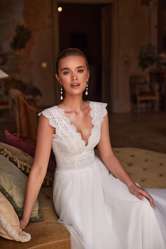 Robe de mariée trapèze Eleni en dentelle à manches longues, DAMA Couture.