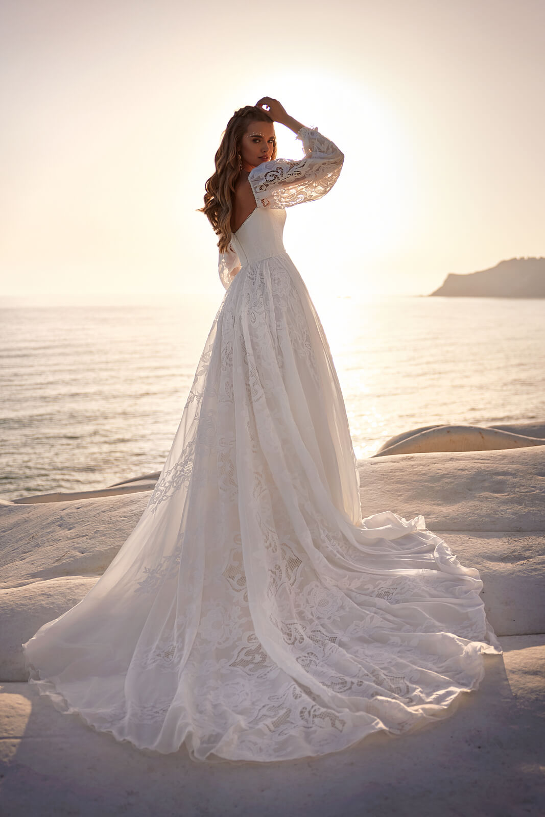 Robe de mariée trapèze Rania à manches longues, DAMA Couture.