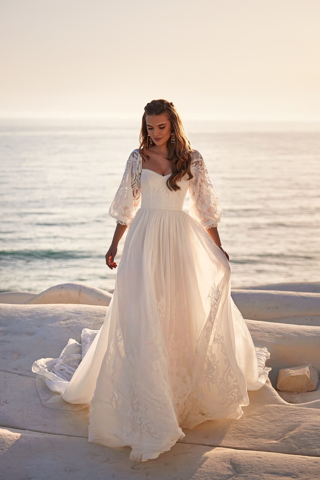 Robe de mariée trapèze Rania à manches longues, DAMA Couture.